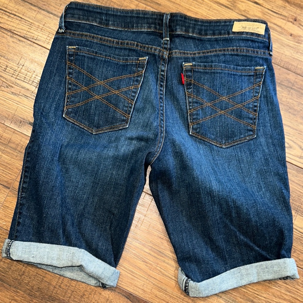 Size 6 Levi’s 545 Bermuda Shorts. Super Nice